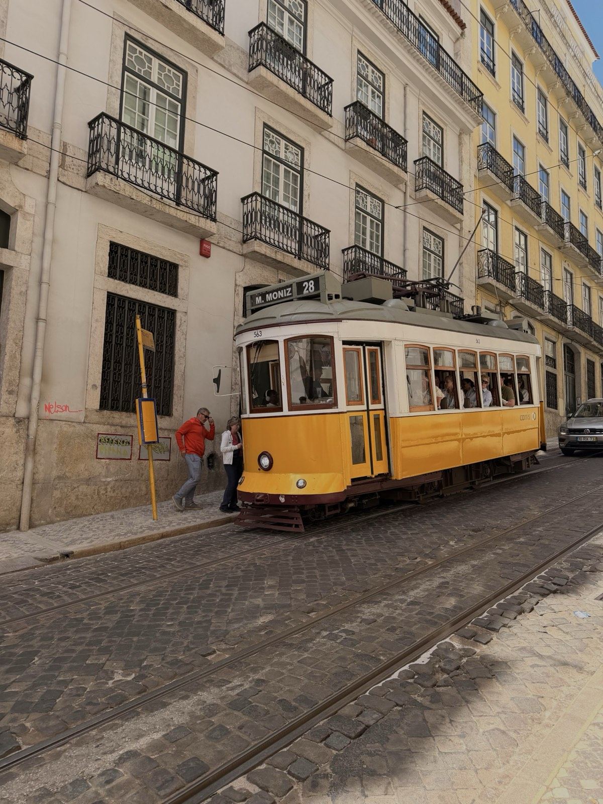 Klasyczny żółty tramwaj w Lizbonie, Portugalia